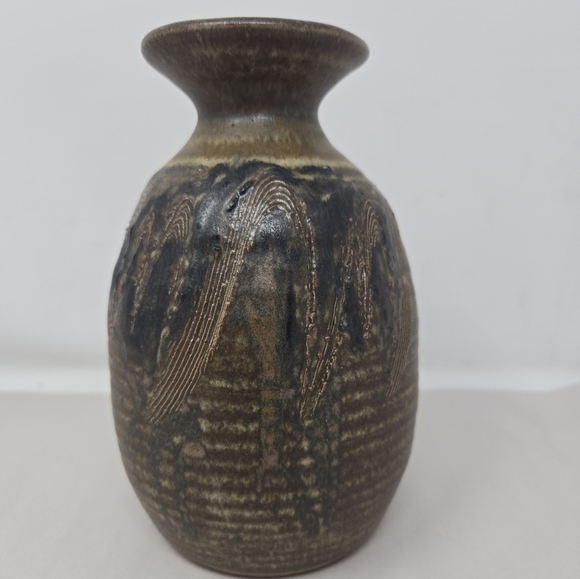 Studio Pottery Handmade Vase Signed Browns Tans & Black Tool Mark Accents - Picture 2 of 12